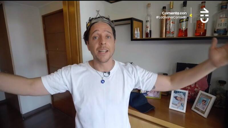 Matías Vega mostró la corona que consiguió en el Festival de Viña del Mar 2018.