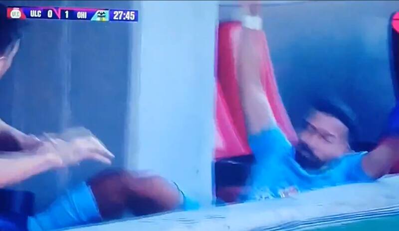 terminó en el foso de una de las bancas por el empujón