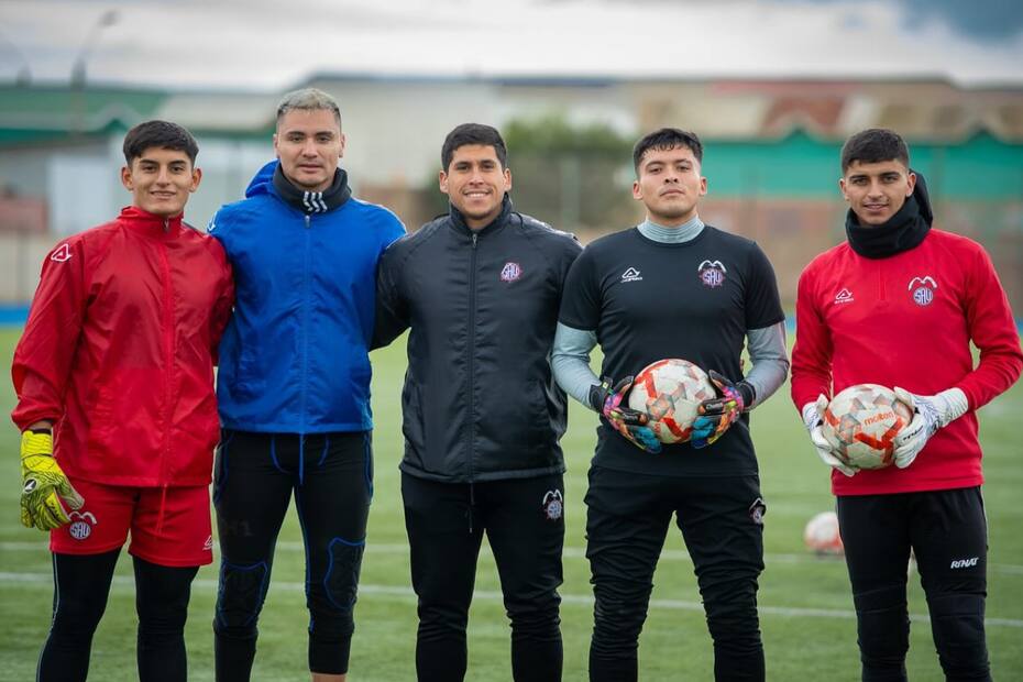 Cristóbal Campos junto a los porteros de San Antonio Unido. (Foto: San Antonio Unido OFICIAL en Facebook)