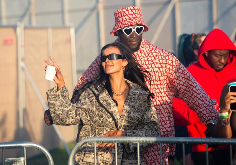 Stormzy y Maya Jama. La pareja se lució en un look más urbano apostando por los estampados.
