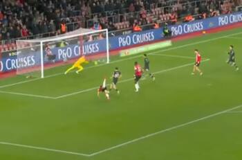 Ben Brereton ingresó en los minutos finales ante Liverpool y estuvo a centímetros de convertirse en héroe