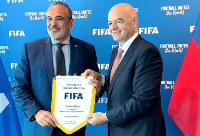 Pablo Milad con Gianni Infantino tras reunión en sede de la FIFA.