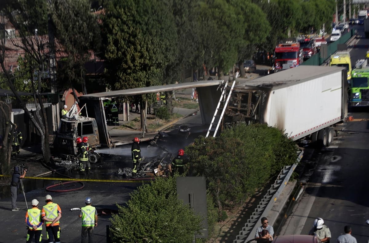 Un muerto y tres heridos en violenta colisión de camiones en la Ruta 5 norte