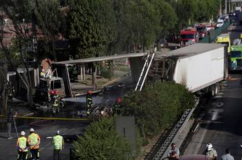 Un muerto y tres heridos en violenta colisión de camiones en la Ruta 5 norte