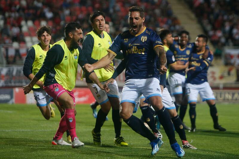 Joaquín Larrivey quiere seguir en el fútbol chileno. Magallanes, O'Higgins y Wanderers son opciones para el delantero. Foto: Aton.