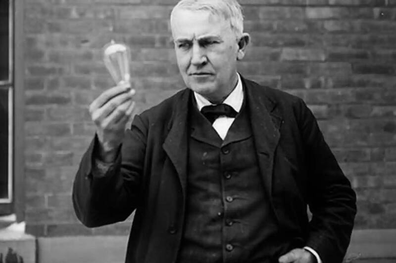 Luego de 14 meses de investigación, logra encender su primera bombilla.