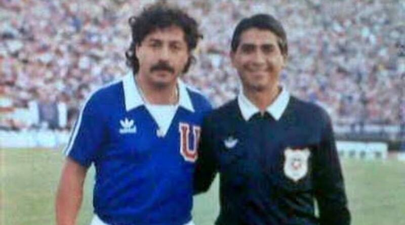 Carlos Caszely vistiendo la camiseta de Universidad de Chile.