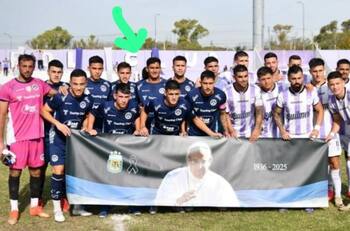 Polémico gesto de David Escalante en homenaje al Papa Francisco: después perdió un penal