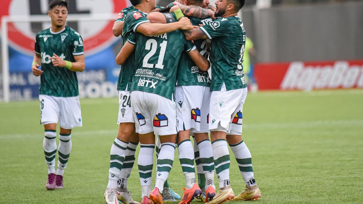 Los jugadores de Santiago Wanderers se abrazan tras anotar un gol ante San Marcos de Arica, en el estadio Nicolás Chahuán de La Calera.