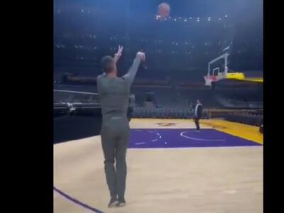 VIDEO | Un genio: Novak Djokovic sorprendió con un triplazo en la cancha de Los Angeles Lakers