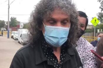 Vocalista de Illapu llegó a despedir a malabarista muerto y criticó a "una oposición tibia" ante "una situación que ya es demasiado"