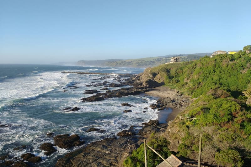 El lugar sorprende a sus visitantes con una vista única que combina el bosque con el mar. Créditos: Google Maps.