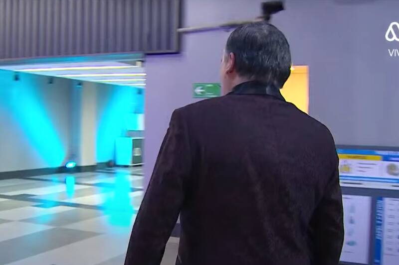 El comediante abandonó las dependencias de Only Fama tras acusar encerrona.