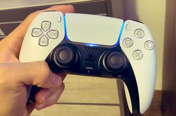 Jefe de Xbox elogío el control Dualsense de PS5: "Aplaudo lo que han hecho con el mando"