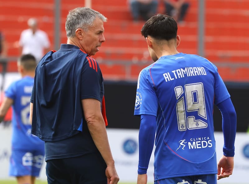 deberá decidir si arriesga a Javier Altamirano contra Palestino o lo guarda pensando en Lanús por Copa Sudamericana. Foto: Aton.