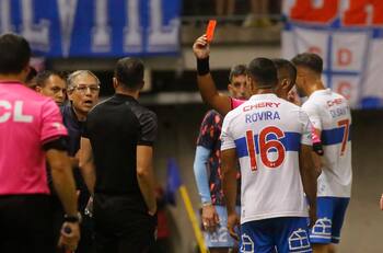 ¿Por el “juegue juegue”? Universidad Católica registra más expulsiones a favor que Colo Colo y la U combinados