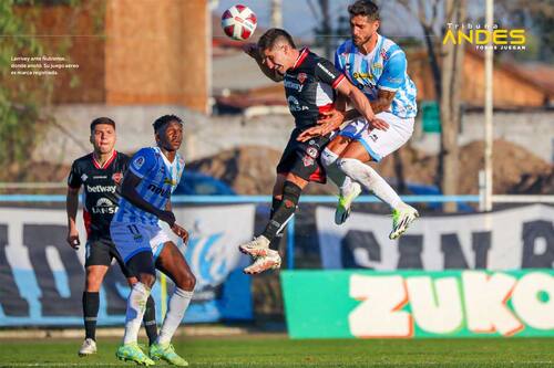 El Bati aguanta arriba, de 9, apoyado por Zapata y Flores. El tridente ofensivo de Magallanes.