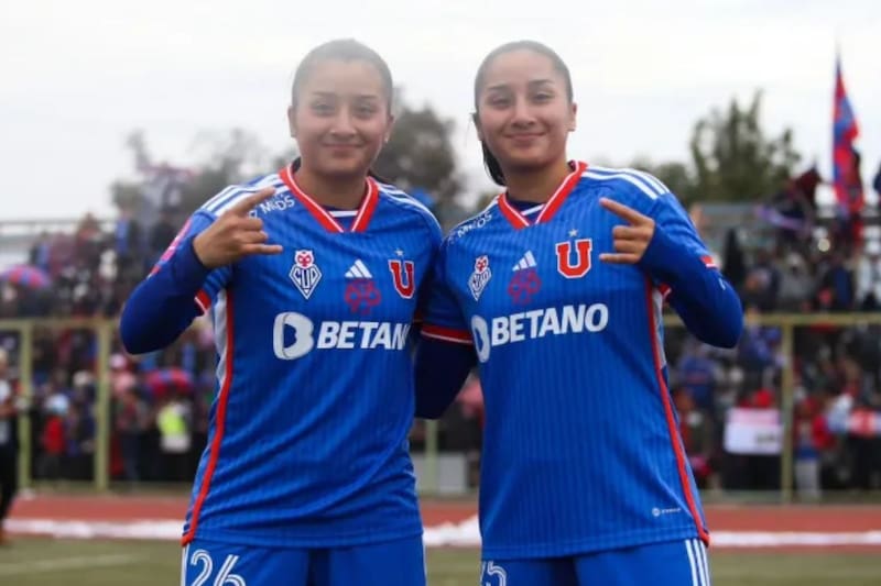Las Hermanas Suazo, de 19 años de edad, firmaron en la U hasta 2027. Foto: Prensa Universidad de Chile.