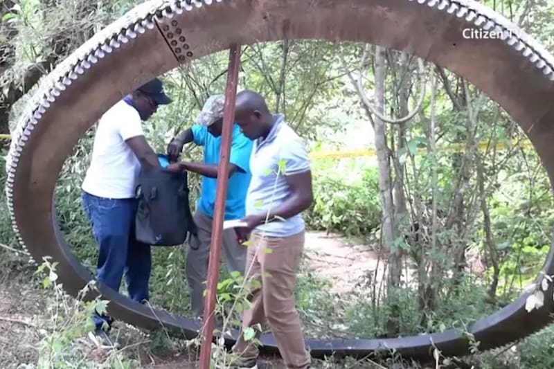 El objeto pesa 500 kilos aproximadamente.