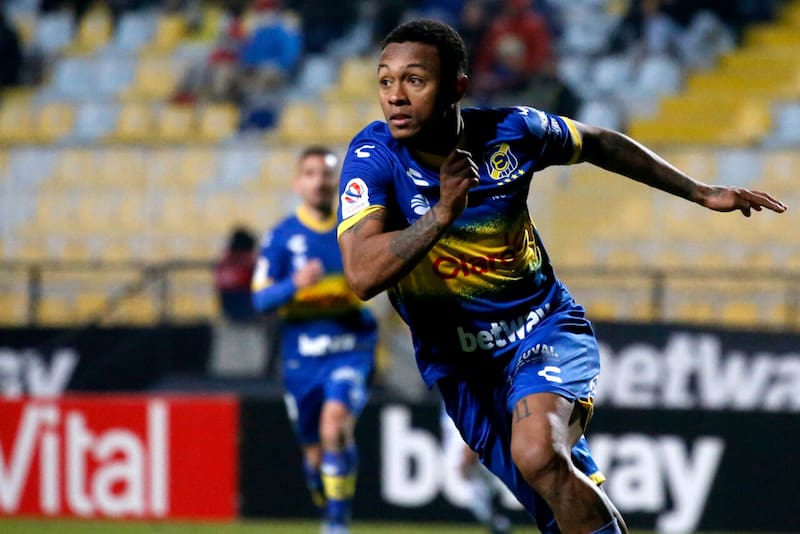 El delantero en su paso por Everton. Foto: Agencia Aton.