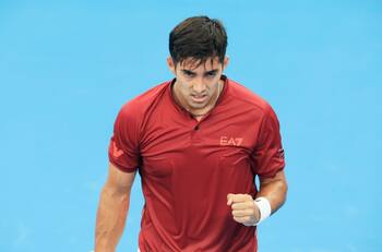 Cristian Garin empató la serie frente a Serbia ante el retiro de su rival en la ATP Cup