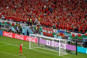 ¿Qué dirán en Qatar? FIFA permite a hinchas de Gales portar banderas en favor del movimiento LGBT