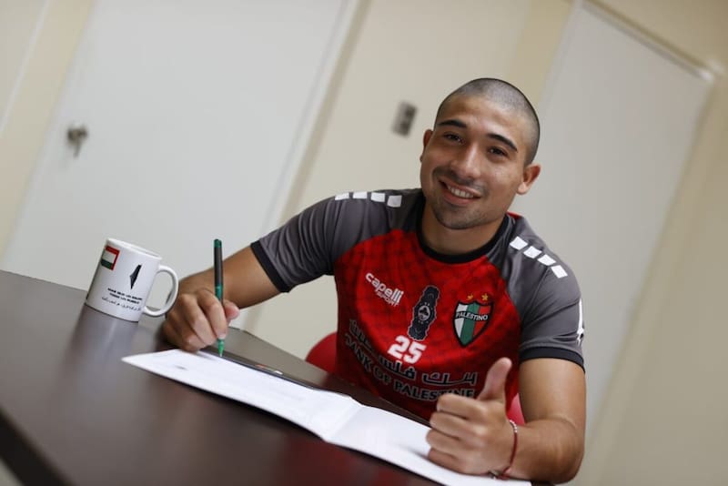 Dilan Salgado cuando firmó su contrato con Palestino.