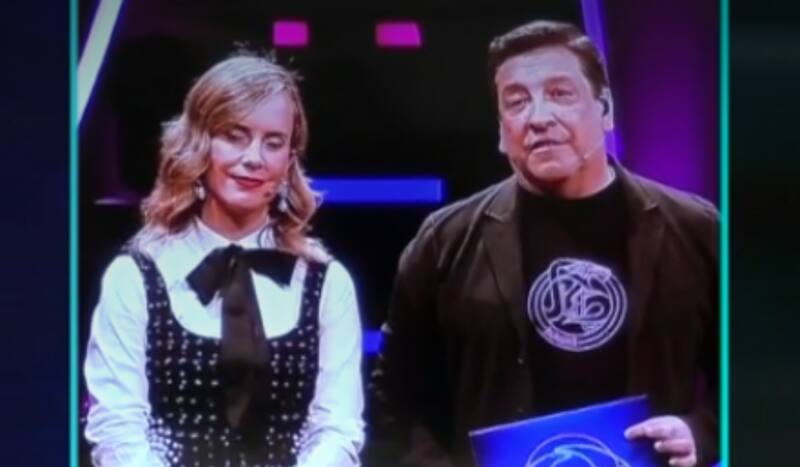 Julio César Rodríguez y Diana Bolocco hablando con los participantes de "Gran Hermano" Chile pidiéndole que se comporten.