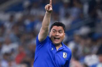 Esteban González no logra despegar en México: dura goleada puede complicar su futuro