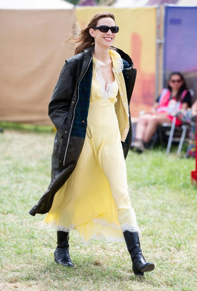 Alexa Chung, la estrella de la moda quiso añadir un toque más fresco con un vestido largo.