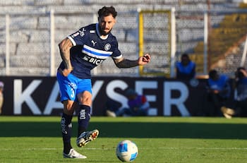 Sufre Daniel Garnero y la UC: Eugenio Mena fue operado y se perderá el clásico con Colo Colo