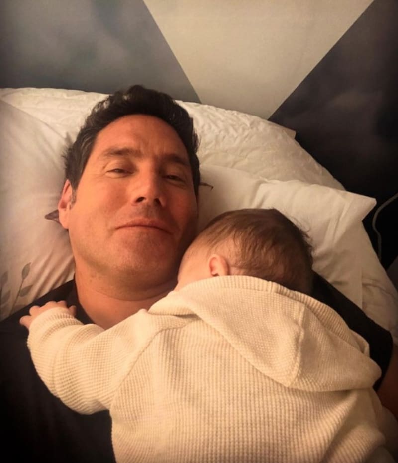 Pancho Saavedra junto a su segundo hijo. Créditos: Instagram