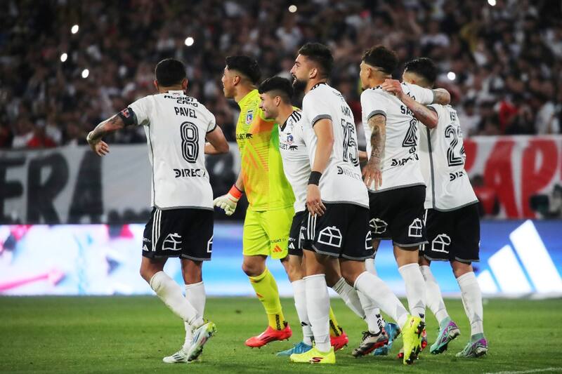 con los jugadores de Colo Colo en el Monumental.