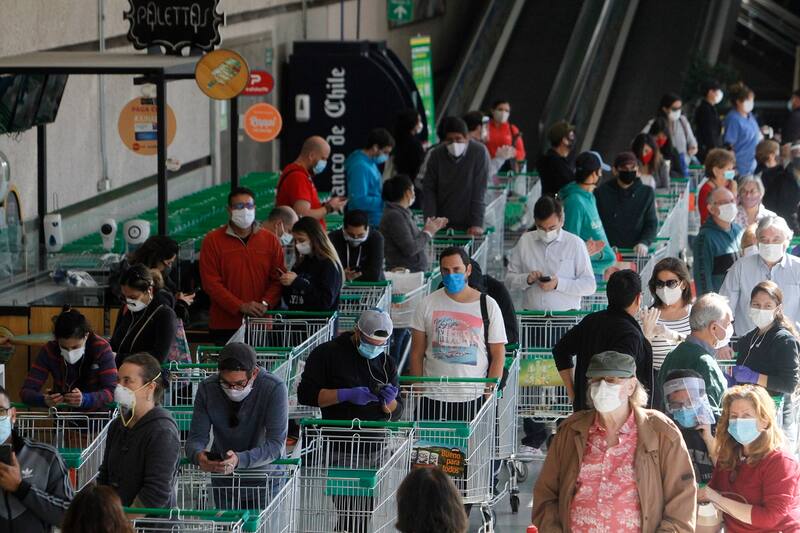 Santiago 13 mayo 2020
Larga fila se registran en el Jumbo ubicado en Av. Francisco Bilbao con Latadia, luego de que el Gobierno decretara cuarentena total en el gran Santiago por pandemia mundial de Coronavirus
Jonnathan Oyarzun/Aton Chile