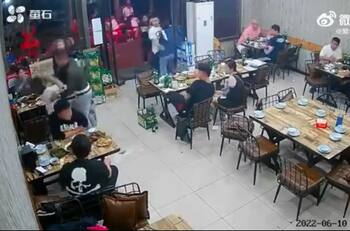 VIDEO | Conmoción en China por brutal golpiza a una mujer tras defenderse de ser acosada por hombre