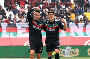 FOTO | Le regalaron una camiseta: Palestino se reunió con un campeón del mundo antes de enfrentar a Colo Colo