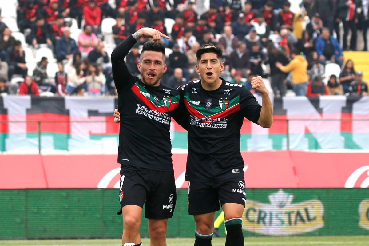 Jugadores de Palestino celebrando un gol en el Estadio Municipal de La Cisterna.