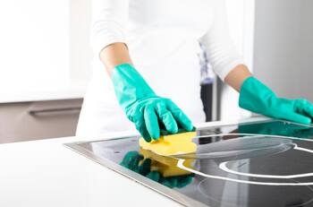 Ni vinagre ni bicarbonato: este es el truco infalible para dejar impecable la vitrocerámica