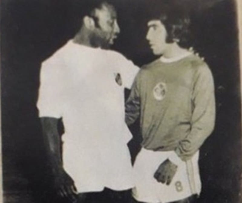 Santos versus Resto del Mundo. El brasileño y el chileno se enfrentaron varias veces, siempre en amistosos.