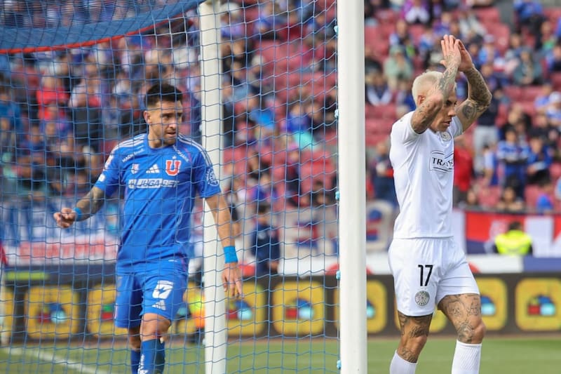 Eduardo Vargas en el último partido ante los azules.