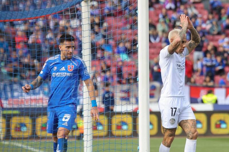 Eduardo Vargas en el último partido ante los azules.