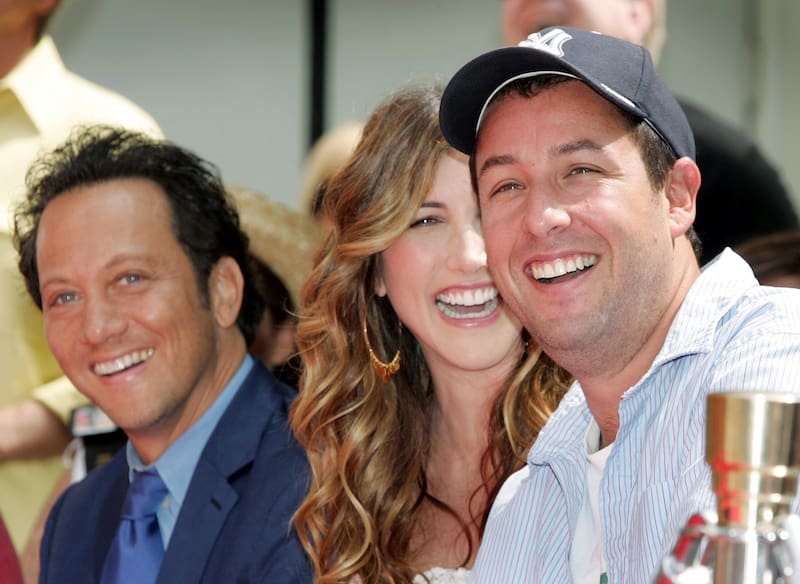 Adam Sandler junto a su esposa Jackie Sandler y su amigo Rob Schneider