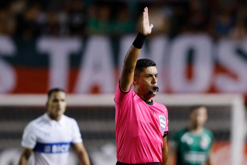 Nicolás Gamboa podría recibir 50 fechas de suspensión por insultos en el Audax Italiano vs Universidad Católica. Foto: Aton.