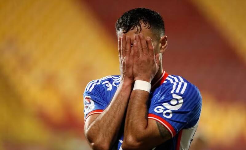 Jugador de la U se lamenta tras derrota del equipo. Foto: Aton.