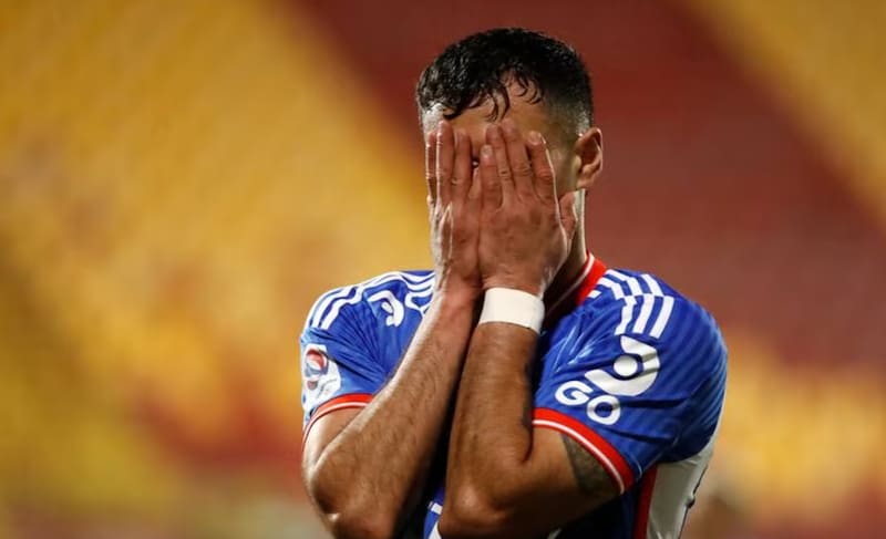 Jugador de la U se lamenta tras derrota del equipo. Foto: Aton.