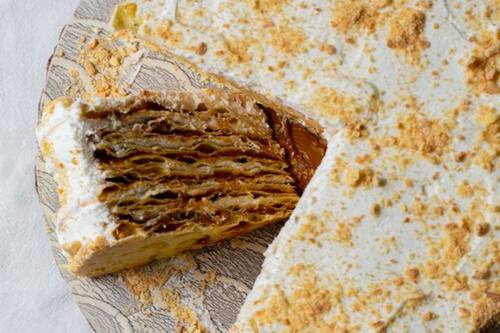 Torta pompadour de plátano, un postre que te va a volver loco 1 Merca2.es ¿Qué hace especial a la torta pompadour de plátano? sabor y textura inigualables