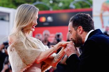 Revisa las fotos: Pablo Larraín y Angelina Jolie desfilan juntos en la Alfombra Roja del Festival de Venecia