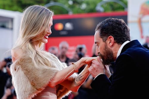 Revisa las fotos: Pablo Larraín y Angelina Jolie desfilan juntos en la Alfombra Roja del Festival de Venecia