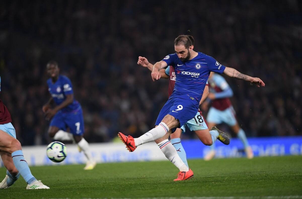 ¡Le apuntó! Gonzalo Higuaín anotó un extraordinario gol en igualdad del Chelsea