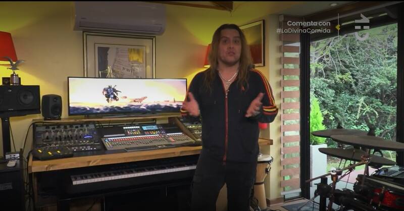 Producto de la pandemia, Carlos Figueroa se vio obligado a montar un estudio en su casa para poder seguir trabajando.